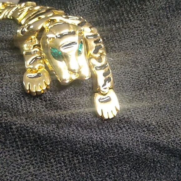 Over the Shoulder Articulated 1980 Gold/Black Panther Brooch with Green Eyes - Picture 5 of 11